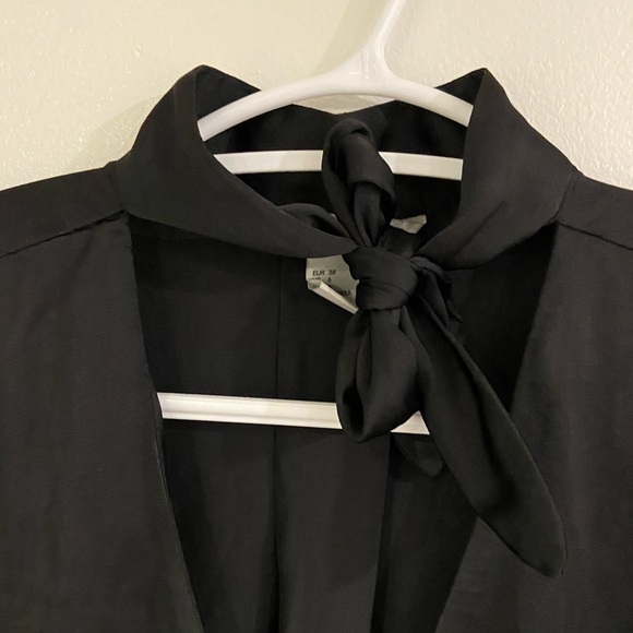 ❌SOLD❌ Black Neck Tie Satin Effect Blouse - Picture 4 of 8